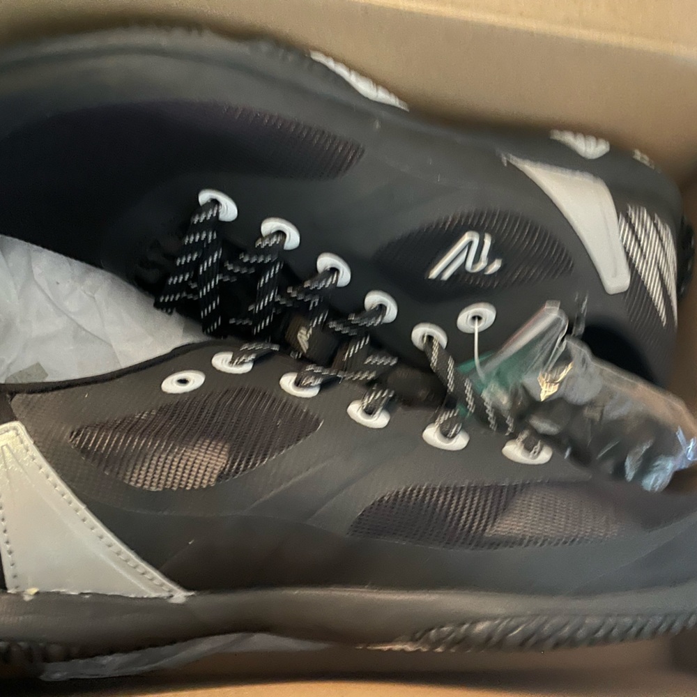 Varsity cheer shoes. style ascend. size 8.